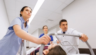 два доктора везут пациента